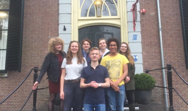 Het nieuwe bestuur van LAKS, met Vincent Vegt in het gele shirt.