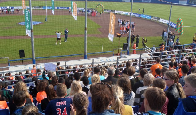 In een bomvol Pim Mulier Stadion volgen ruim 2000 leerlingen van groep 7 en 8 de feestelijke Olympische openingsceremonie.
