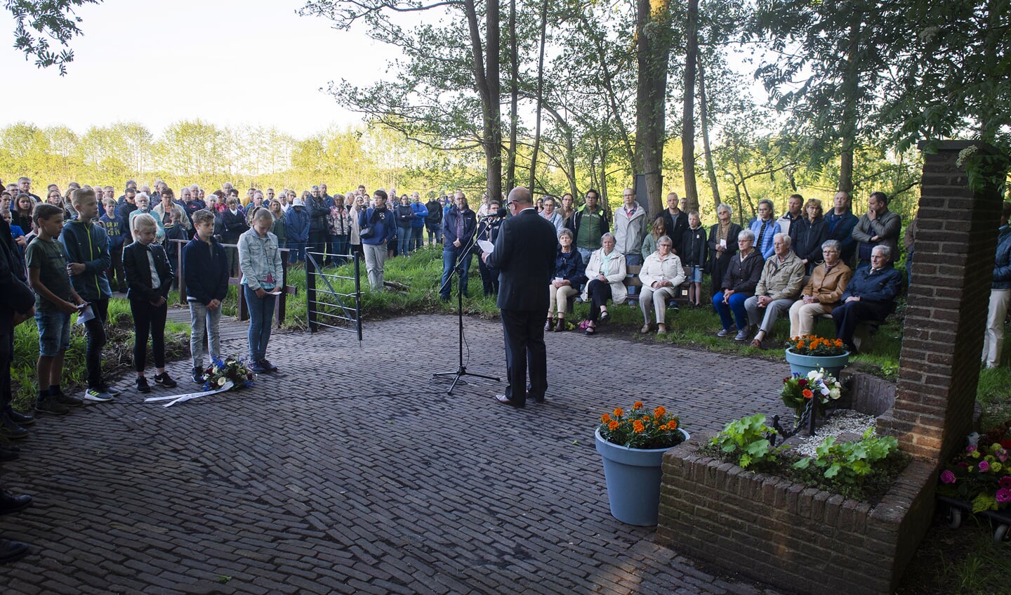 Dodenherdenking aan de Asschatterkade