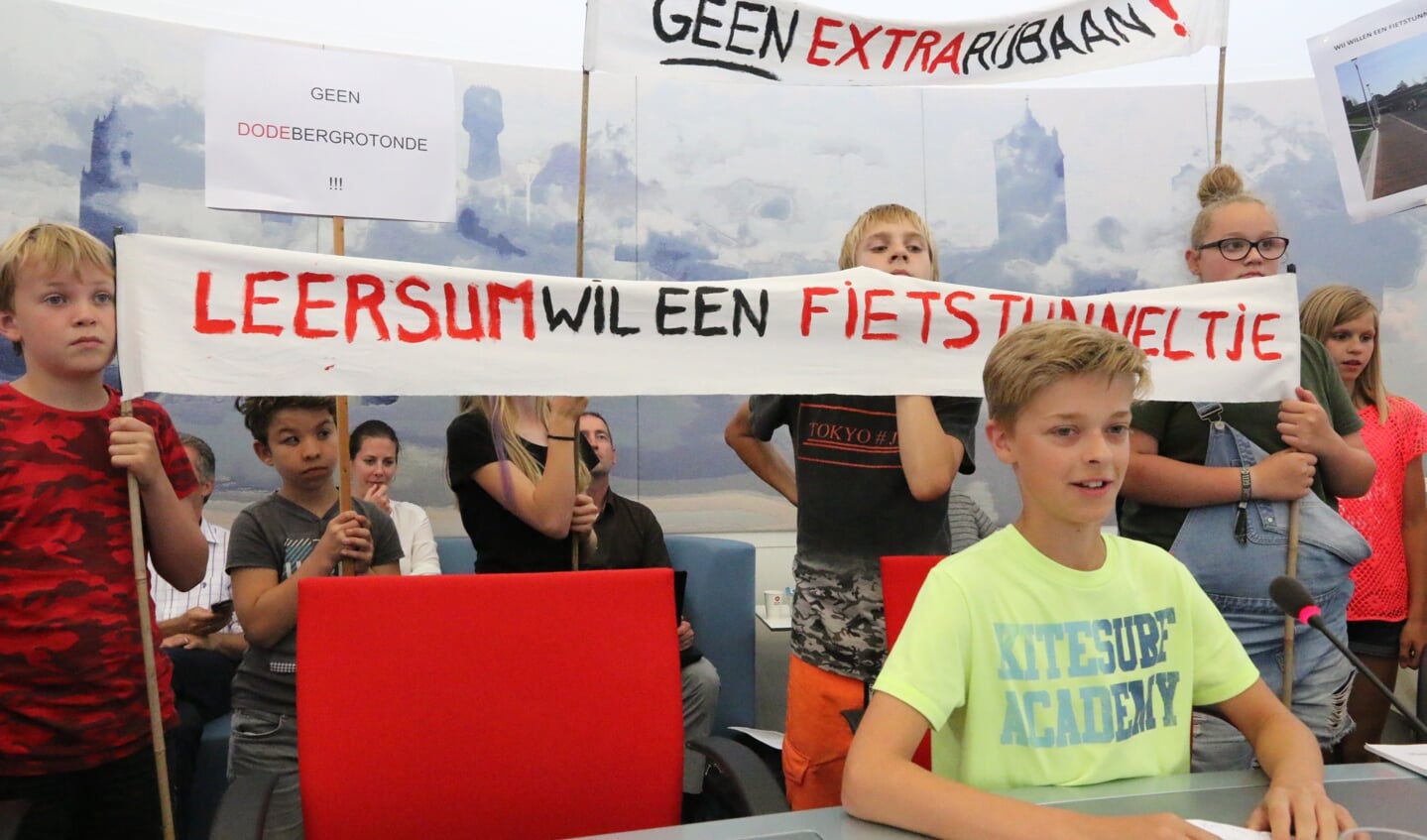 Jelmer van Helmondt (12 jaar) licht toe wat voor fietstunneltje Leersum wil.