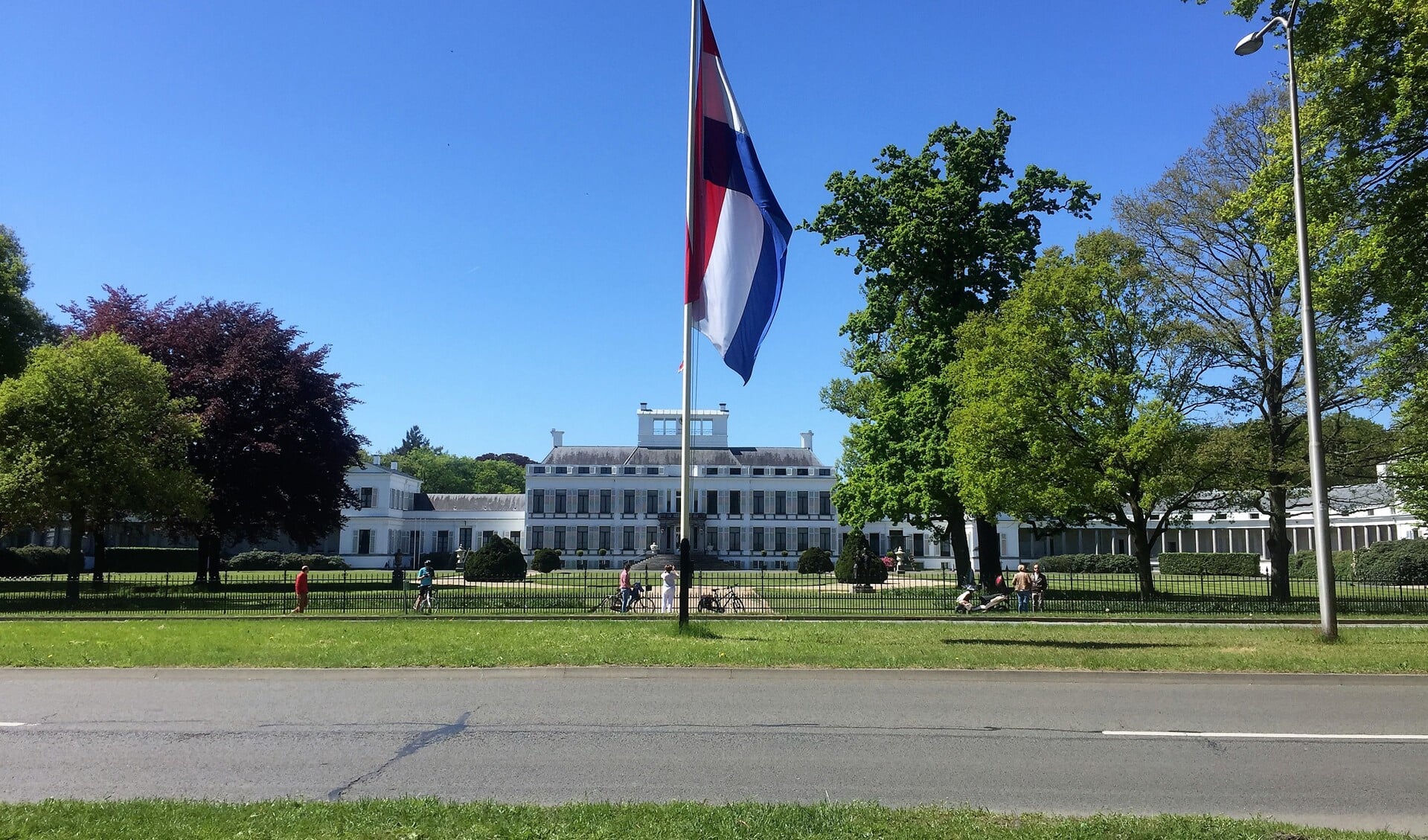 De vlaggenmast pal voor het paleis is weggehaald.