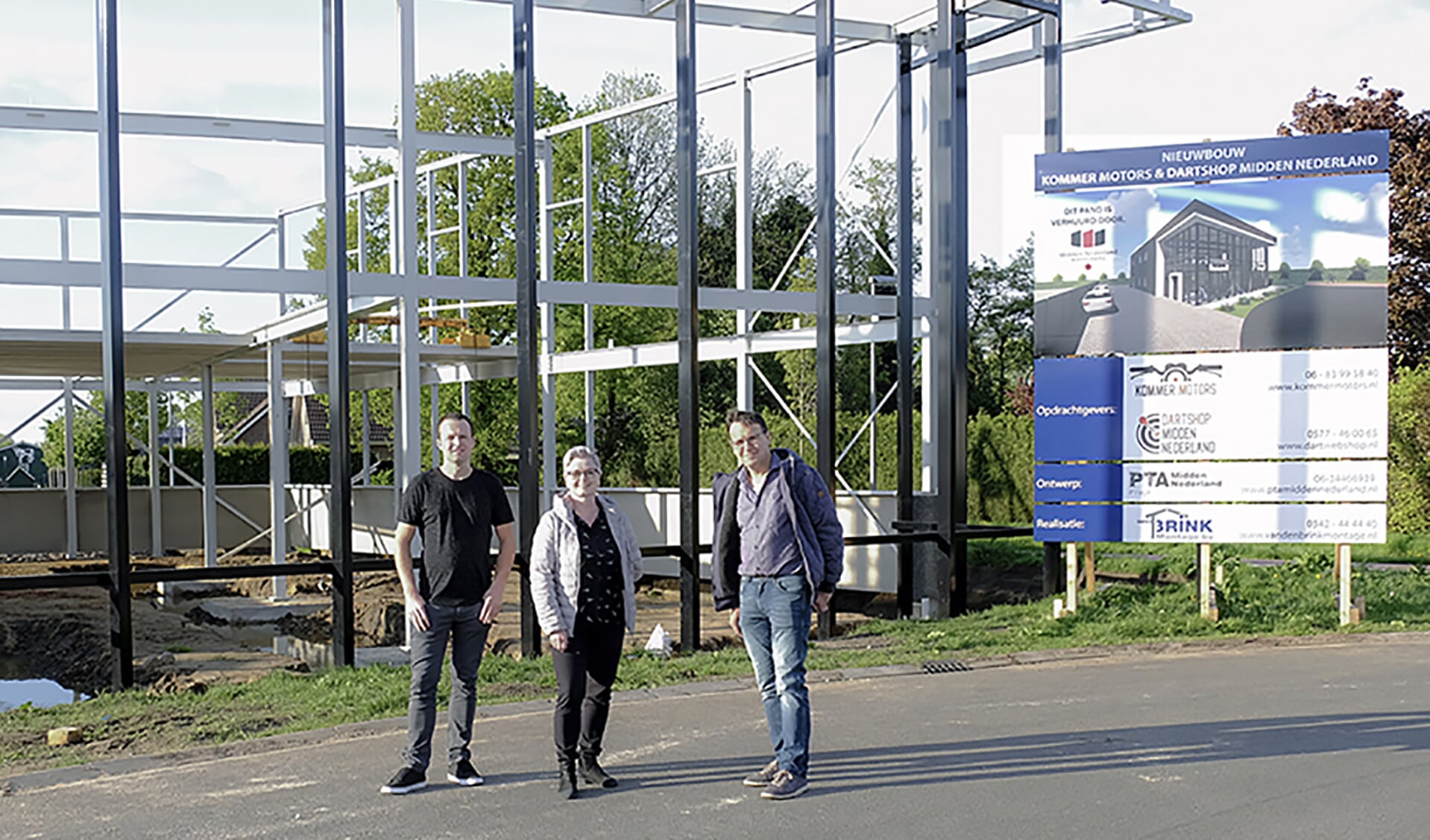 Elmar, Henny en Johan  Kommer (v.l.n.r) voor het in aanbouw zijnde bedrijfspand in Kootwijkerbroek.