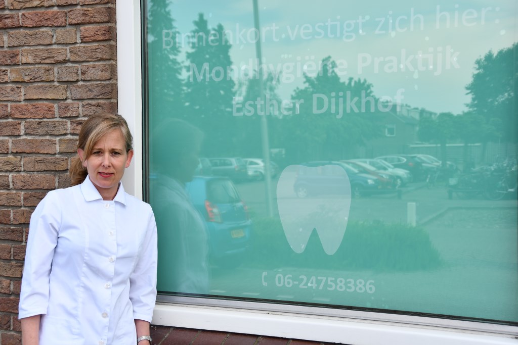 Esther Dijkhof voor haar nieuwe praktijk in Hoogland.