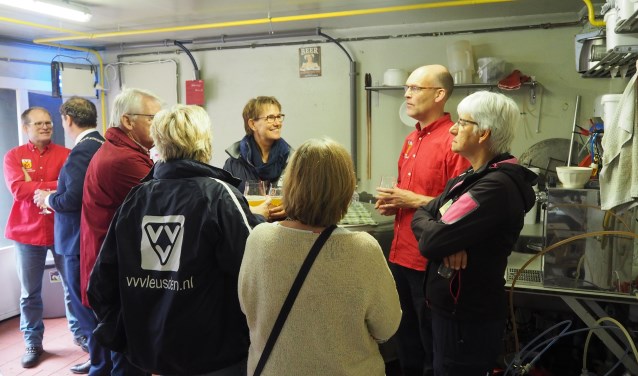 De mannen van bierbrouwerij De Volle Maat tapten met veel plezier een biertje voor de aanwezigen.