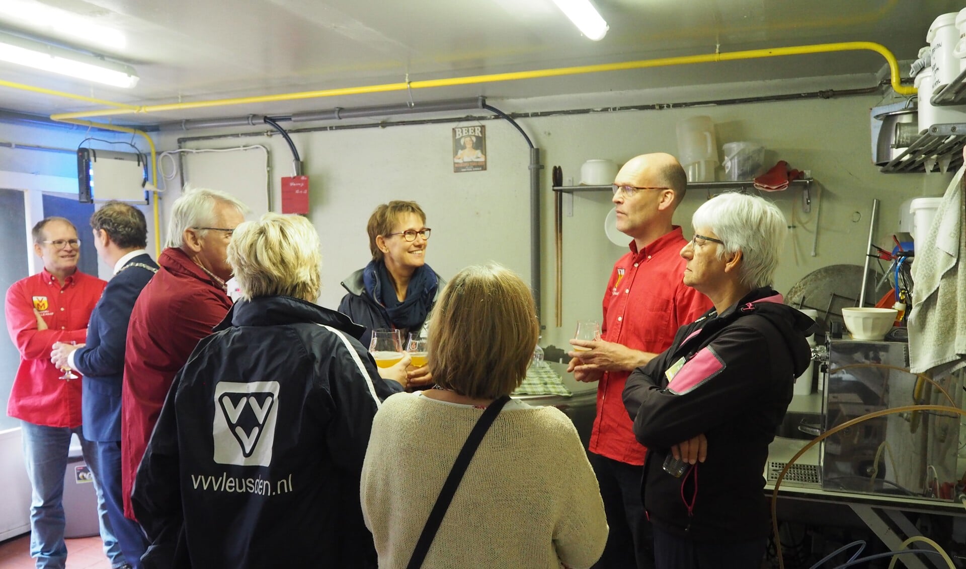 De mannen van bierbrouwerij De Volle Maat tapten met veel plezier een biertje voor de aanwezigen.