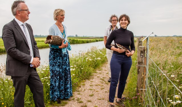 Organisatoren Herman Geerdes en Christel van Vliet luisteren naar hoe Marike Leeuwenkamp haar haiku voordraagt.