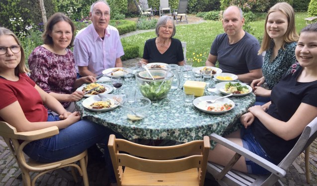 Drie generaties aan tafel.