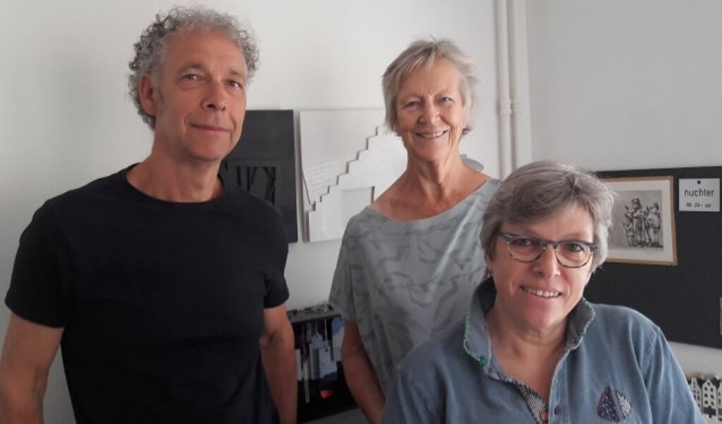 De drie 'nieuwelingen' in het atelier van Monique Grolle: links Roberto ten Hoedt, in het midden Alma de Vries en vooraan rechts Monique Grolle zelf.