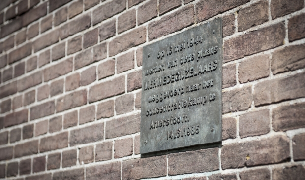 <p>De plaquette ter herdenking van de merwedegijzelaars.</p>