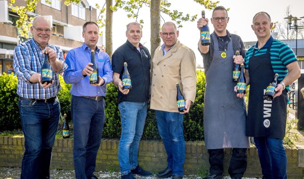 De verkopers presenteren vol trots Bunnik's Blond Bier 2018.