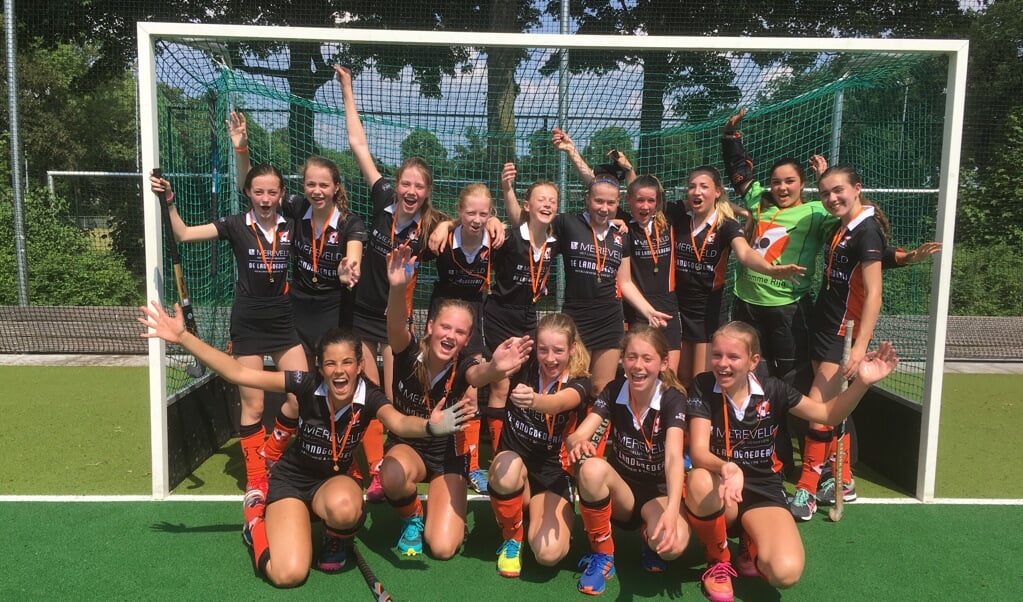 Het trotse kampioensteam MC1 van HC Kromme Rijn