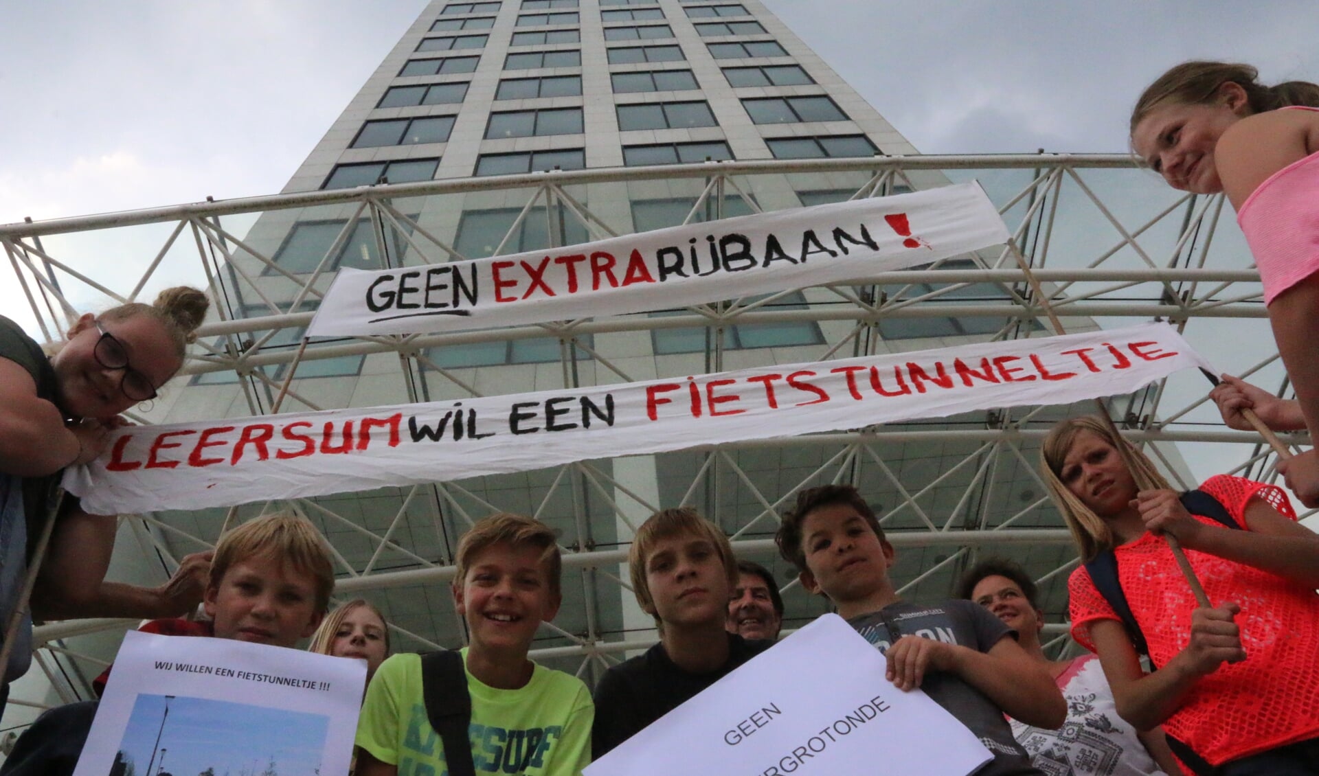 Na afloop van hun protest mochten de leerlingen met de supersnelle glazen lift naar de zeventiende verdieping van het Provinciehuis.