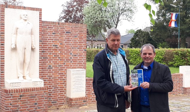 Walter Scholten en Paul van der Donck hebben een boekje geschreven over de slachtoffers genoemd op het monument.