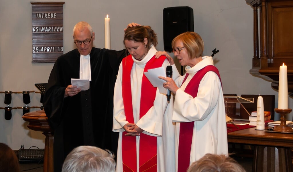 Marleen Kemink (midden) is nieuwe dominee van de Protestantse gemeente Leusden.