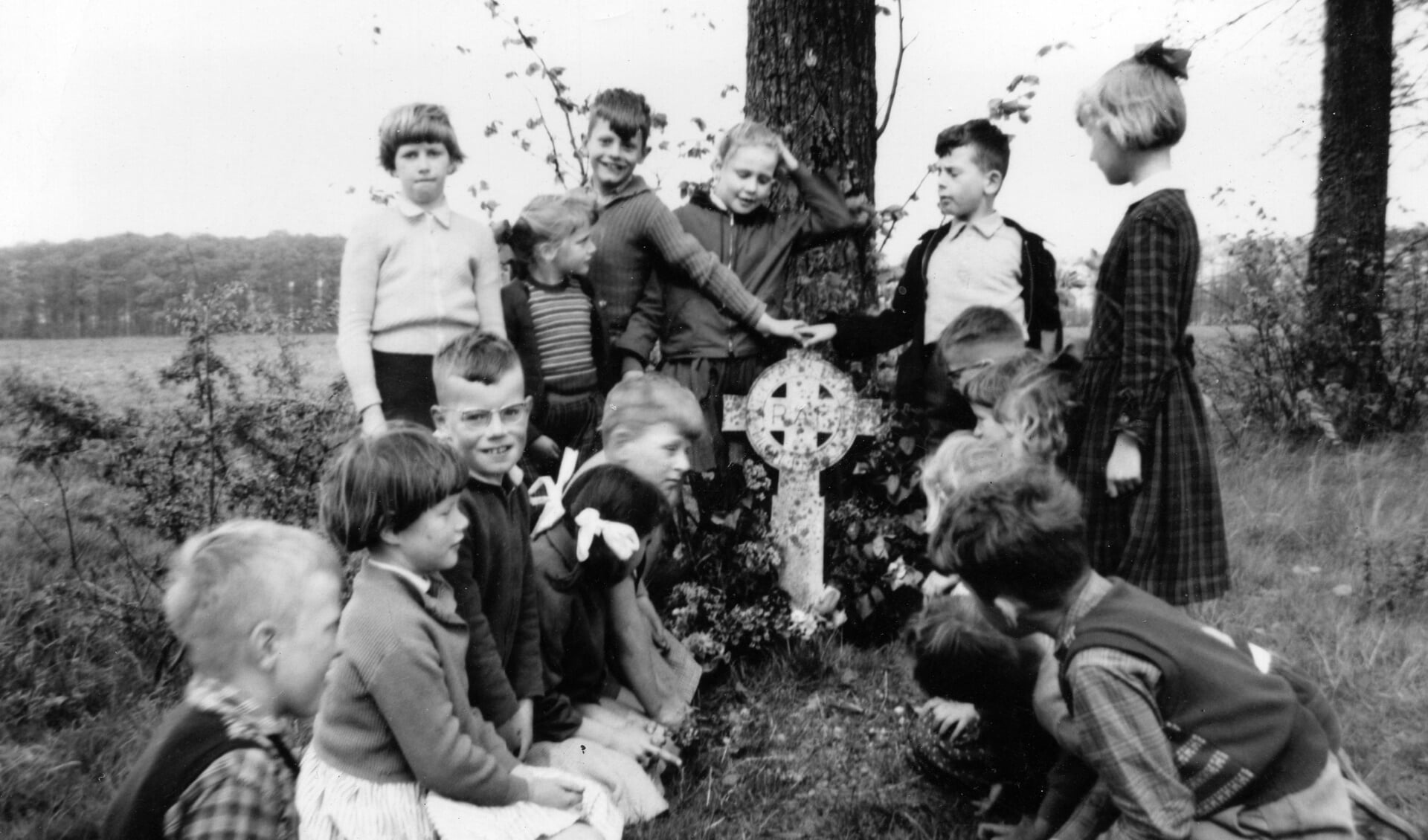 Schoolkinderen bij het monument voor Régis Charles Deuleze tijdens de dodenherdenking in 1959.