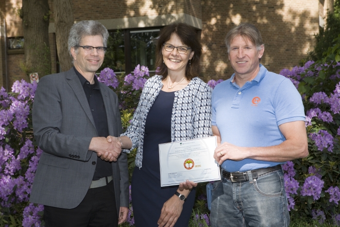 Overhandiging bronzen certificaat Milieu Platform Zorgsector