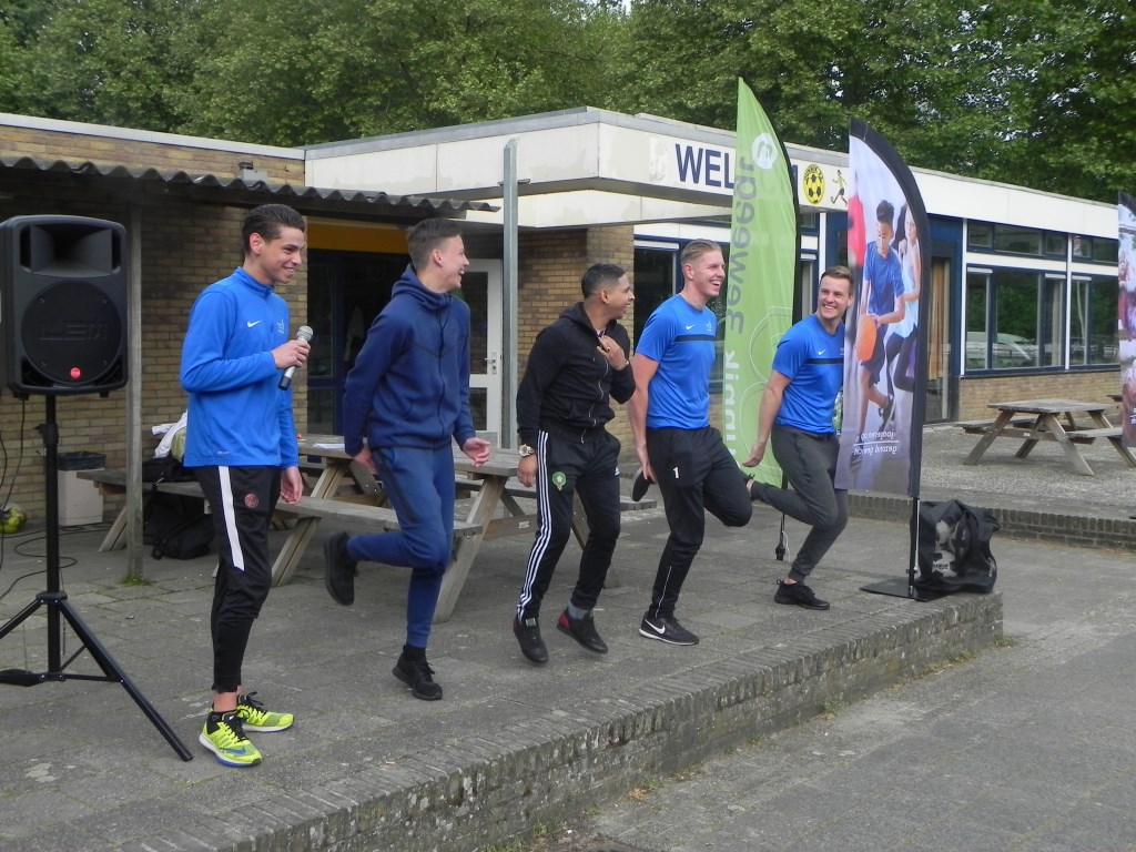 Warming up door studenten van het sportcollege
