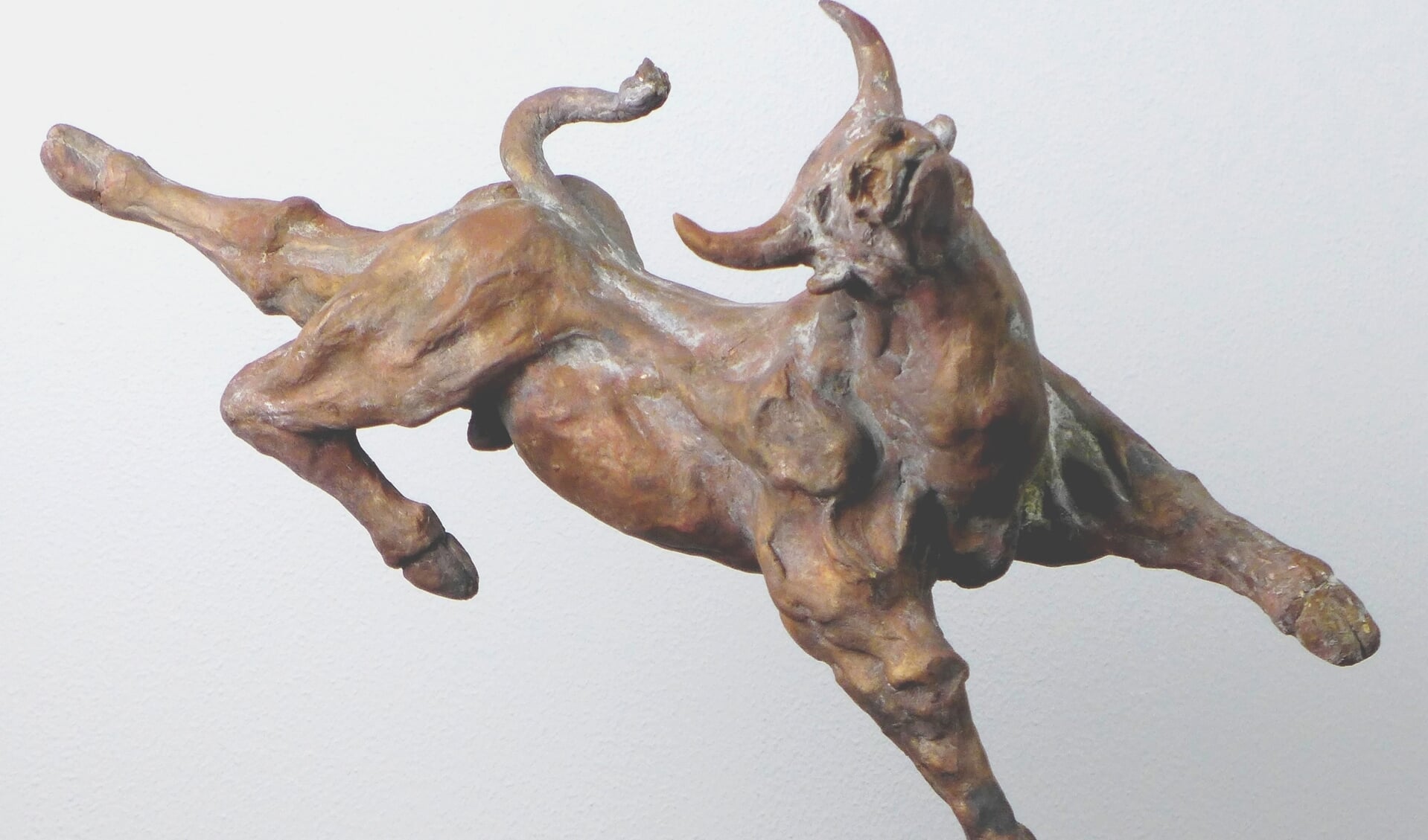 De Stier, een van de bronzen beelden van Janine van Dijk.