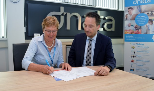 Voorzitter Bonnema zet als eerste haar handtekening.