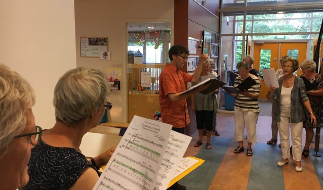 Eric Jan Joosse repeteert met een van zijn koren