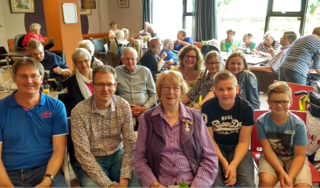 Janneke Bosschert tussen haar familie en met daarachter leden van de Schans.