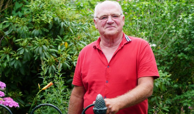 Harry van Rooij woont met veel plezier in Sluisvaart. Hij heeft een heerlijke tuin aan het water.
