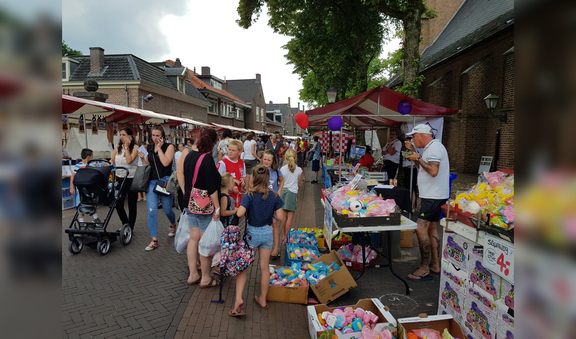 De jaarlijkse feestmarkt in Scherpenzeel trok veel belangstellenden.