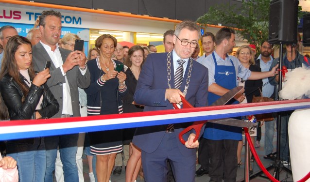 Burgemeester Wienen verricht de opening.