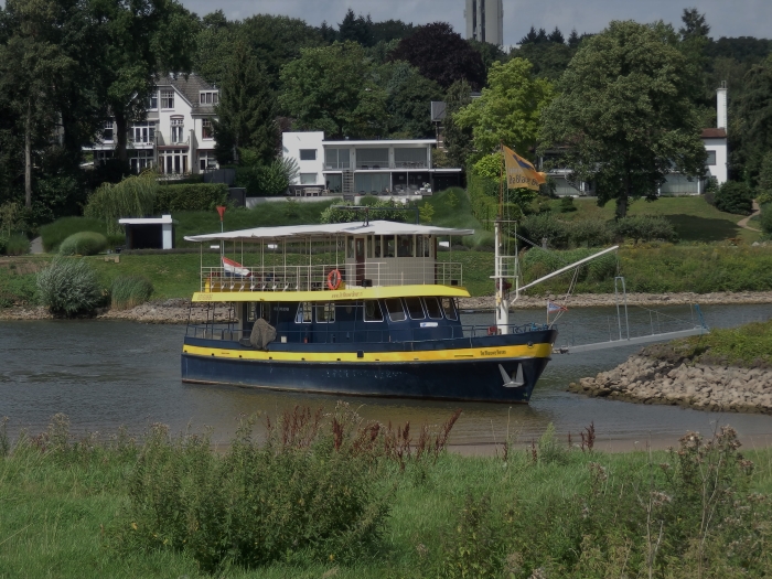 Het safarischip De Blauwe Bever vaart langs de prachtige oevers van de Rijn.
