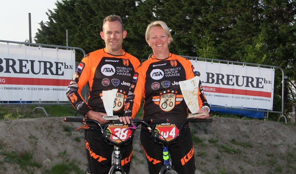 Jeroen en Rebecca Neus op de BMX-baan van hun club De Bataaf. Terecht ontzettend trots.