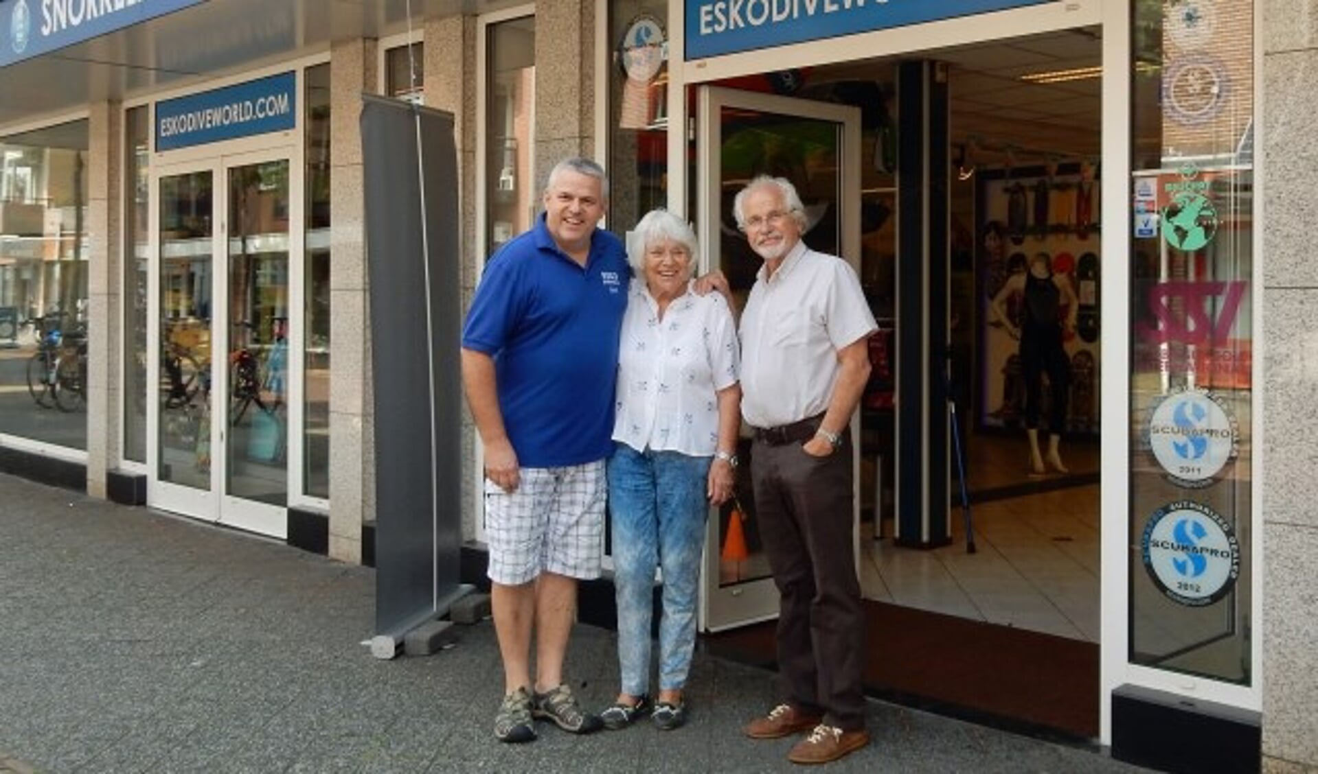 Jack, Trudy en Wim Vijgen voor het pand waarin vlak na de oorlog Truus en Wout Esko - Vijgen het Zeister Warenhuis openden. De winkel werd geleidelijk een speciaalzaak voor duikbenodigdheden.