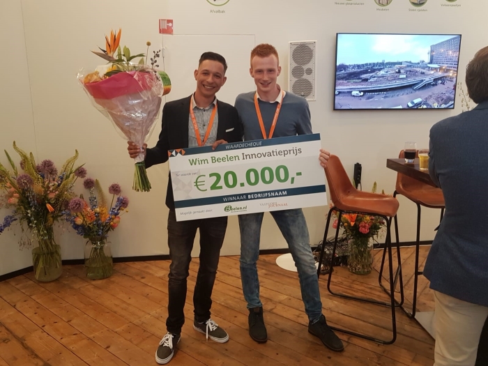 Bouwkundestudenten Donny Hoogendorp (links) en Juriën Veenman (rechts) ontvangen de Wim Beelen Innovatieprijs 2018