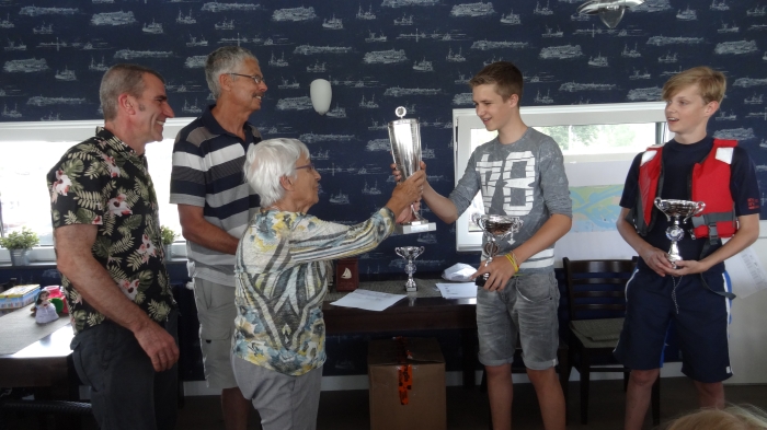 Mevrouw Smit reikt de wisselbeker uit aan Yds Fleury