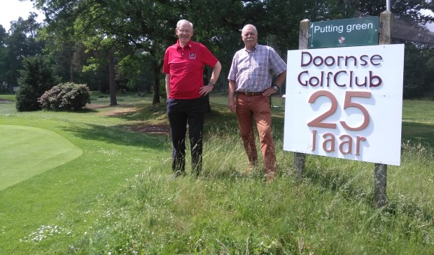 Bestuursleden Leo Tielenius Kruythoff en Pim Bouhuis op de Doornse Golf Club