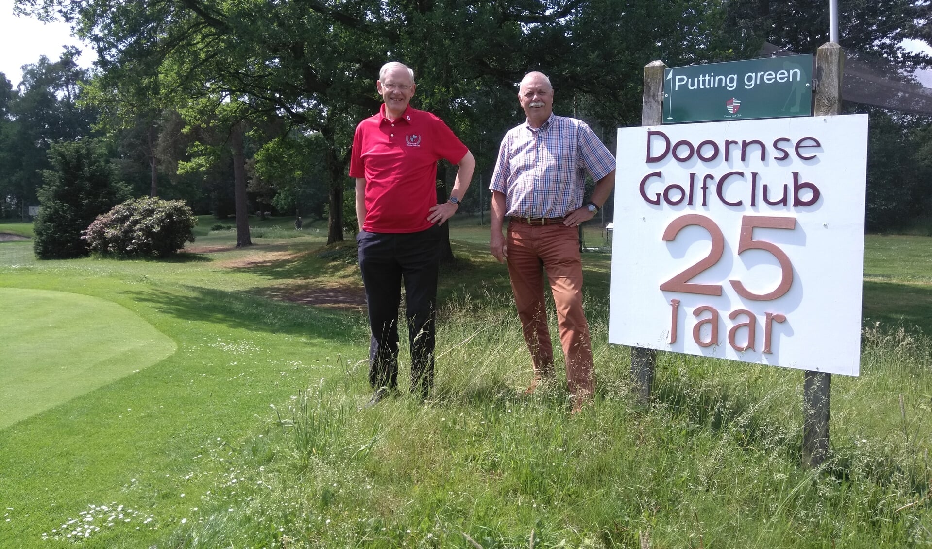 Bestuursleden Leo Tielenius Kruythoff en Pim Bouhuis op de Doornse Golf Club