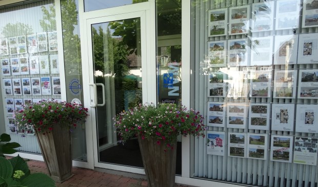 De vitrine van de lokale makelaar hangt overvol - met daarbij ook veel reeds verkochte huizen