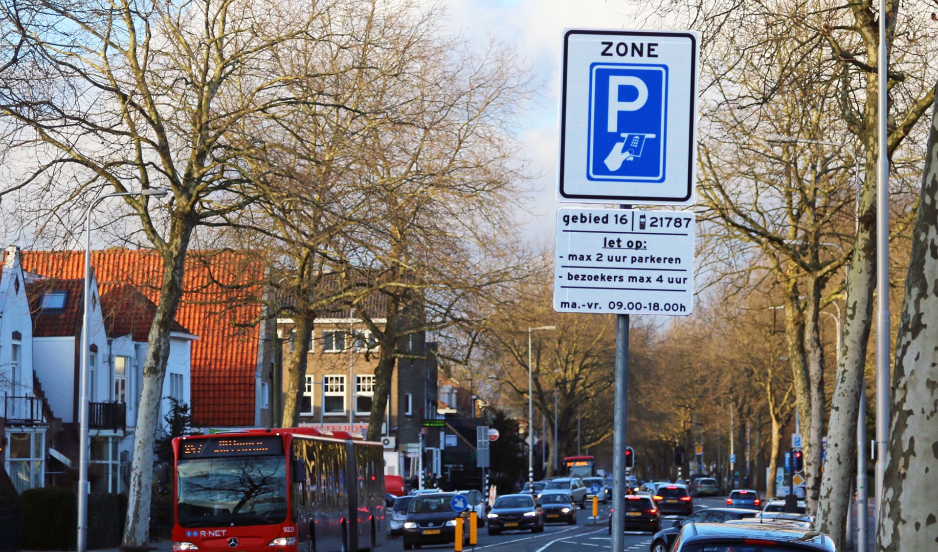 Langs dit deel van de Amsterdamseweg is in 2018 betaald parkeren ingevoerd.