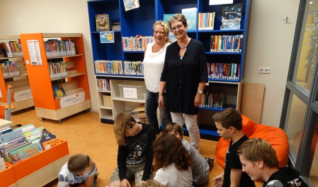 Caroline Boumans en Marion van Delft in de schoolbibliotheek waar kinderen een bordsessie houden over een actie die ze opzetten voor een goed doel (en die de volgende dag 272,50 opleverde)