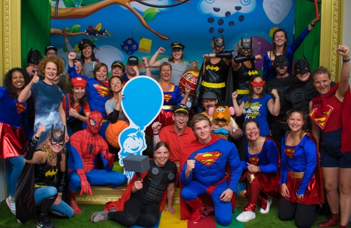 Vrijwilligers van de inpakmarathon in superhelden kostuums van Feestwinkel.nl