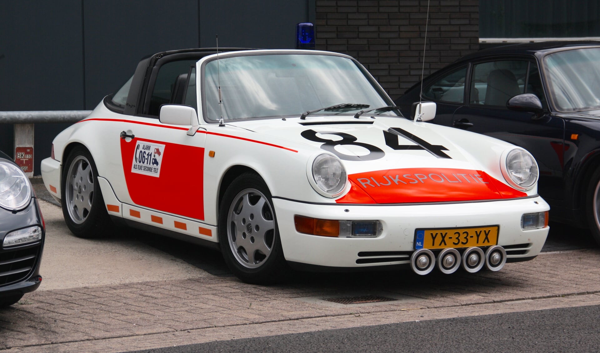 Dé politieauto uit 1990, een Porsche 911.