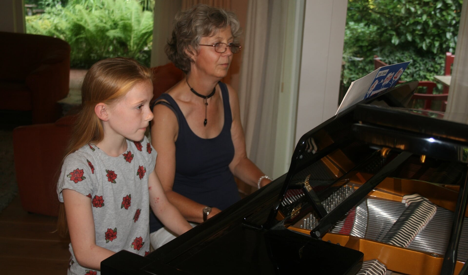Lieke Soetendaal speelt samen met haar pianodocente Geertje Timmers