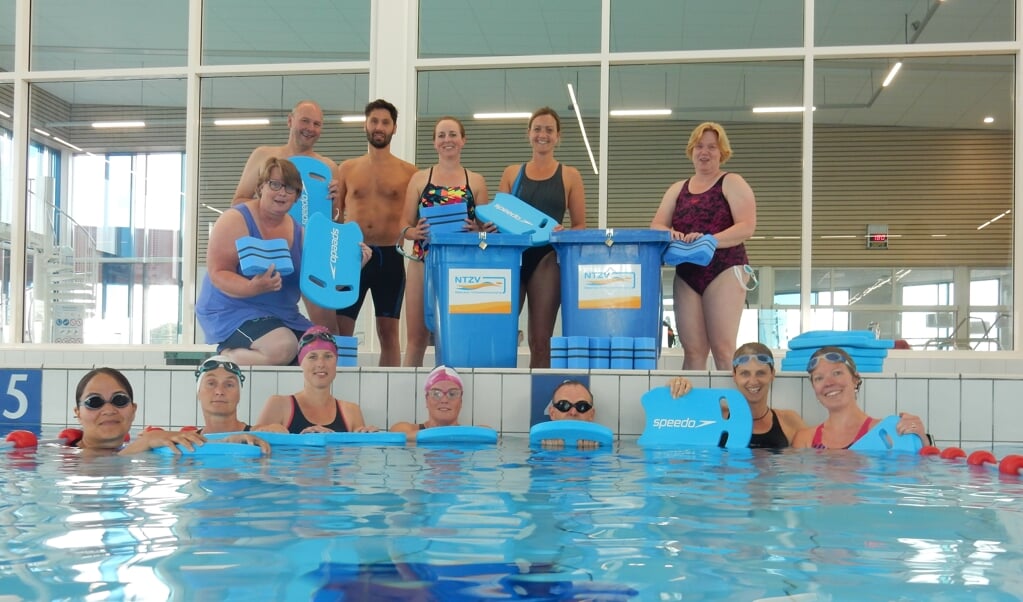 enkele leden met het nieuwe trainingsmateriaal