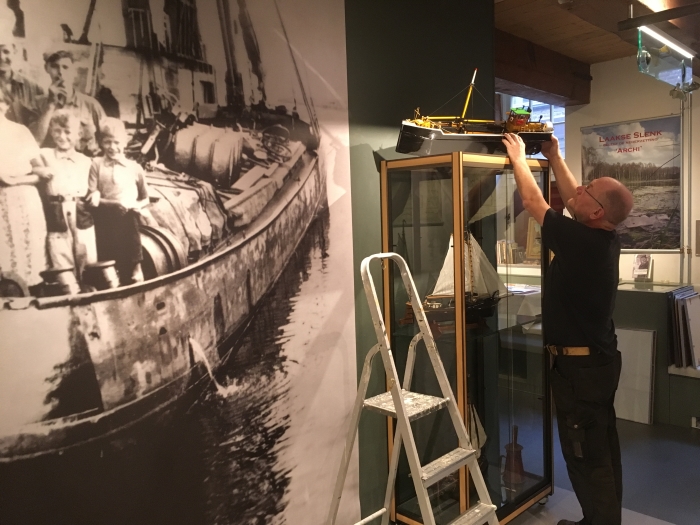 Theo Slijkerman werkt aan de opbouw van de expositie ‘Nijkerk en de Zuiderzee’ in Museum Nijkerk. De exposities in het museum en het stoomgemaal zijn vanaf vrijdag 15 juni voor het publiek geopend.