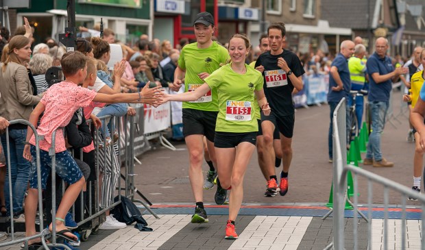 Oud-Ermelose Kirsten Hogebrug won de Halve Marathon van Ermelo bij de vrouwen.