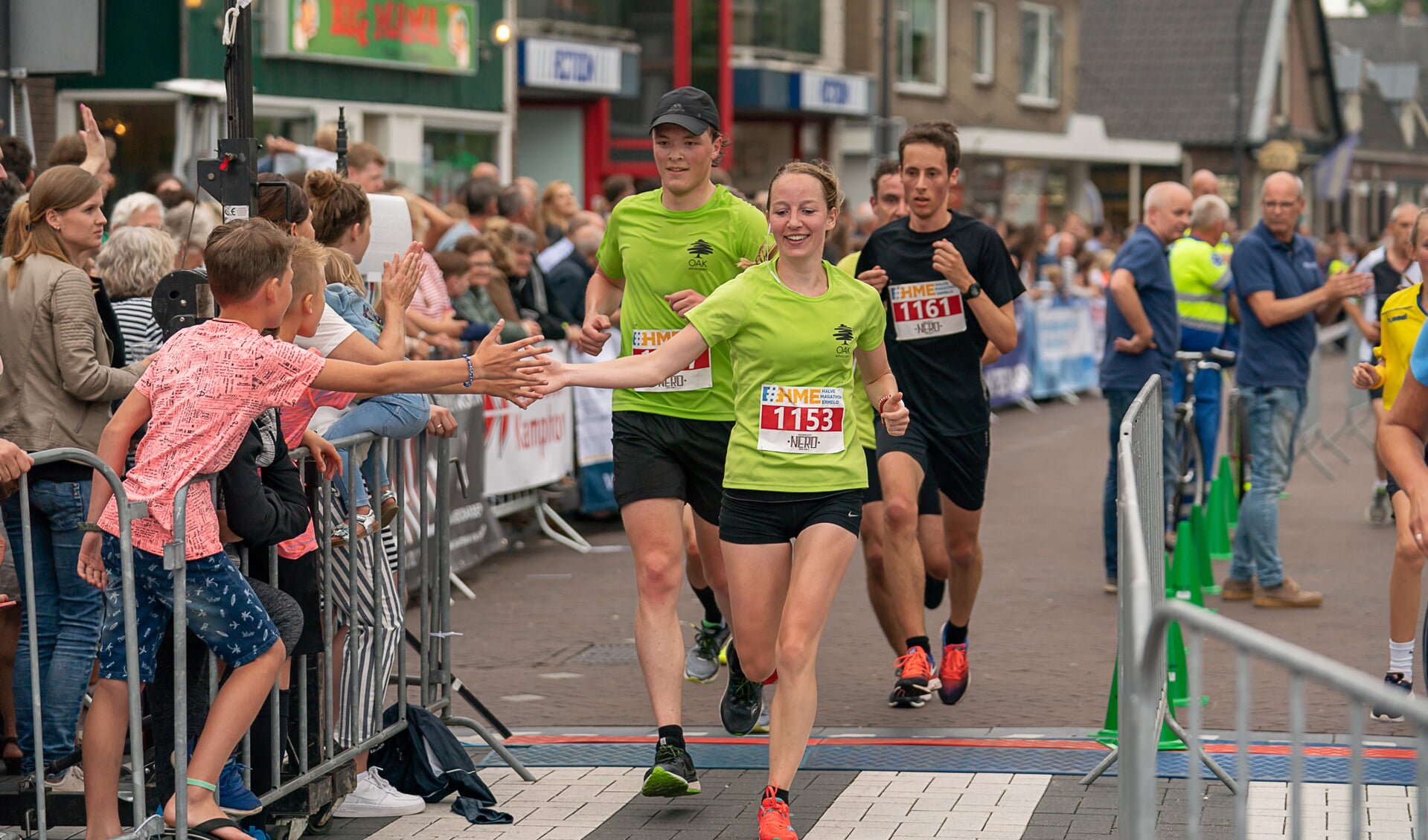 Oud-Ermelose Kirsten Hogebrug won de Halve Marathon van Ermelo bij de vrouwen.