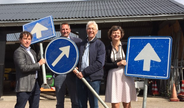 Machiel van Dalen (Buurstroom), Rene Tielkemeijer (RMN), Erik Alsema (Energriegroep) en wethouder Erika Spil