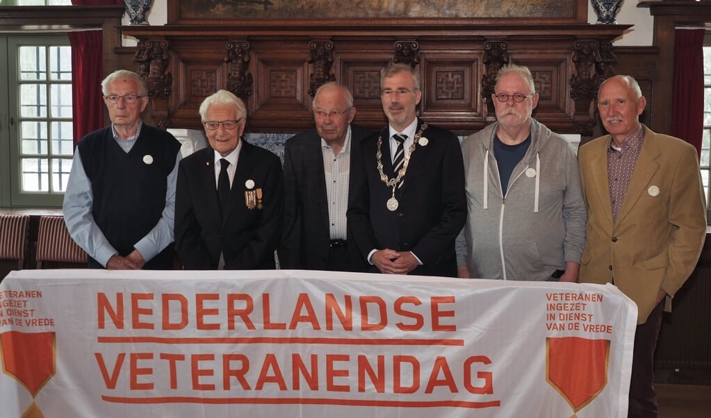 Pieter Heiliegers tussen de vijf veteranen uit de gemeente.