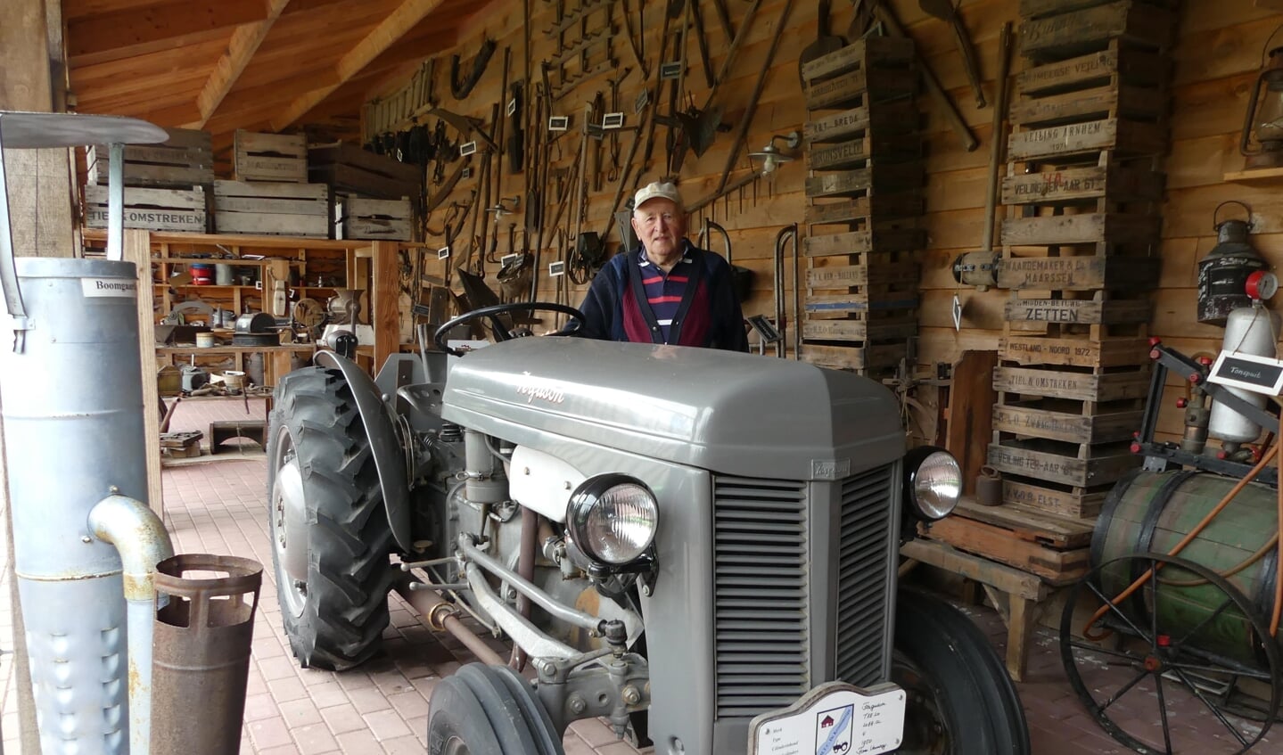 Siem Vernooij bij zijn eigen historische tractor