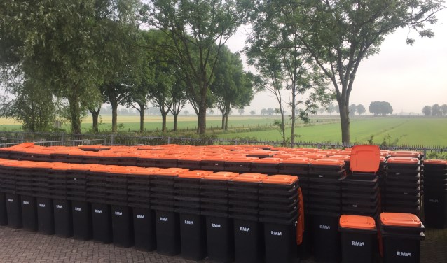 Duizenden minicontainers op het terrein van RMN in Soest