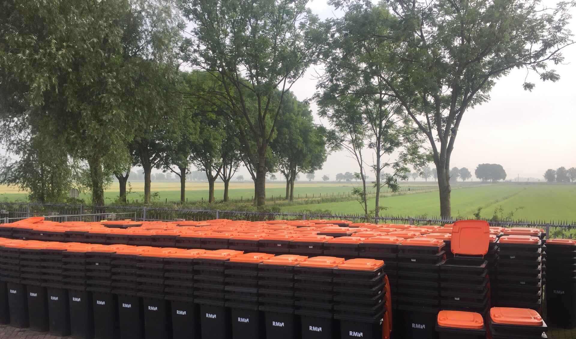 Duizenden minicontainers op het terrein van RMN in Soest